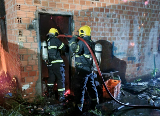 Notícia - Incêndio deixa casa destruída em Araranguá