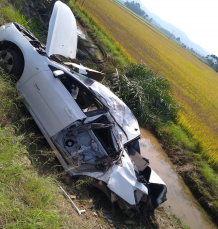 Notícia - SC-108: após sair da pista e parar o carro em granja de arroz, motorista é levado ao hospital