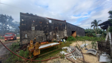 Notícia - Incêndio atinge estufa de fumo em Sombrio