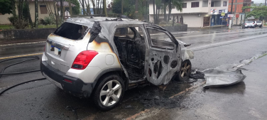 Notícia - Veículo pega fogo no Centro de Cocal do Sul