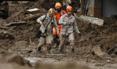 Notícia - Bombeiros de SC chegam em Petrópolis para reforçar buscas