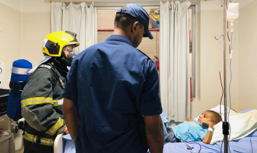 Notícia - Bombeiros militares visitam criança em hospital