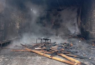 Notícia - Bombeiros combatem incêndio em madeireira em Araranguá