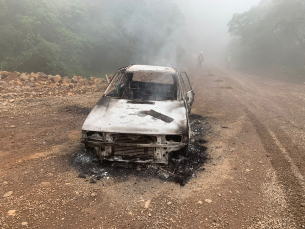 Notícia - Serra do Faxinal: incêndio deixa carro destruído em Praia Grande