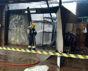 Notícia - Turvo: bombeiros combatem incêndio em estufa de fumo