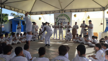 Notícia - 112 jovens formam-se em capoeira em Araranguá