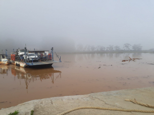 Notícia - Duas pessoas são resgatadas após veículo cair no Rio Araranguá