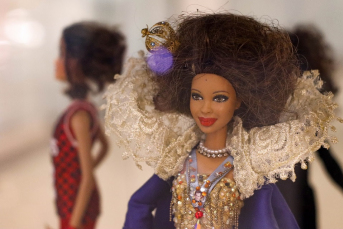 Notícia - Criciúma Shopping recebe exposição “As Barbies de Vânio Tomé”