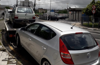 Notícia - Motorista que distribuía cartões para fazer corridas irregulares teve o carro guinchado