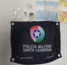 Notícia - Criciúma: Com cocaína, crack e maconha, homem é preso por tráfico de drogas