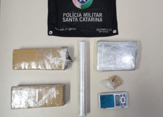 Notícia - Criciúma: PM apreende maconha, cocaína e crack em residência no bairro Mina do Mato