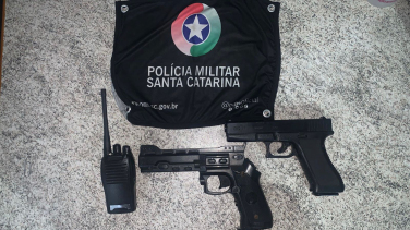 Notícia - Polícia Militar apreende duas armas falsas e um rádio comunicador em Criciúma