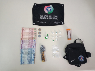 Notícia - PM apreende crack e cocaína e dupla é presa em Criciúma