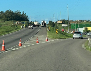 Notícia - BR-101: saída de pista deixa motorista ferido e pista interditada em Jaguaruna