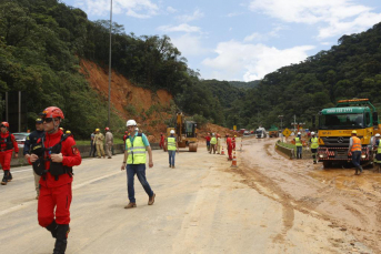 Notícia - Equipes entram no quarto dia de buscas e avançam na limpeza da pista sul da BR-376