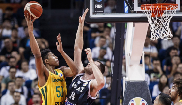 Notícia - No sufoco, Brasil faz 79 a 78 na Grécia pela Copa do Mundo de Basquete