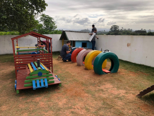 Notícia - Alunos do IFSC constroem brinquedos para escola infantil de Criciúma