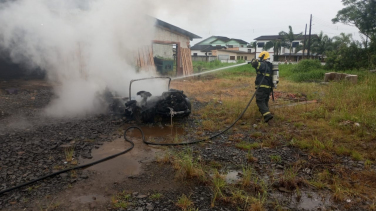 Notícia - Carro pega fogo no interior de galpão em Meleiro