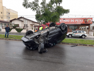 Notícia - Capotamento de veículo é registrado em Araranguá