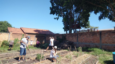 Notícia - Comunidade renova canteiros de horta comunitária, em Araranguá