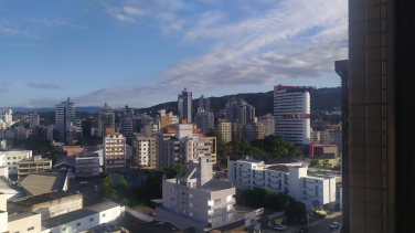 Notícia - Terça-feira começa com tempo bom, mas deve chover à tarde