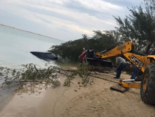 Notícia - Carro cai em córrego e criança morre presa no veículo