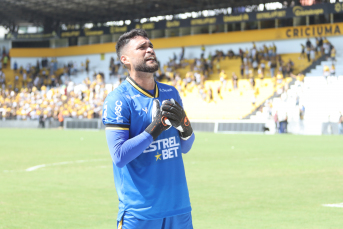 Notícia - Da queda ao título: Gustavo dá a volta por cima e completa 100 jogos com a camisa do Criciúma 