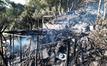 Notícia - Homem põe fogo na própria casa