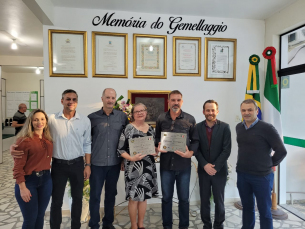 Notícia - Nostra Origine: famílias de origem italiana recebem placas que homenageiam a história dos antepassados