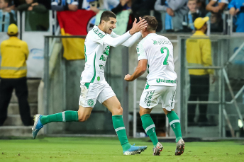 Notícia - Chape vence Grêmio na Arena e lidera a Série B