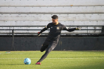 Notícia - Gustavo sente dores no joelho, fica fora do treino e vira dúvida para jogo contra Chapecoense