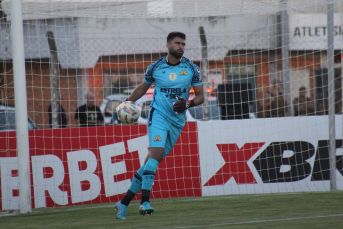 Notícia - Gustavo não foi o único goleiro do Criciúma expulso por interpretação de cera