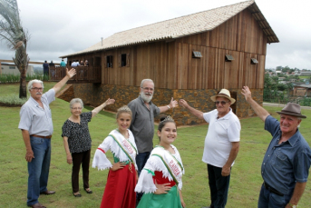 Notícia - Festa, homenagens e presente no aniversário