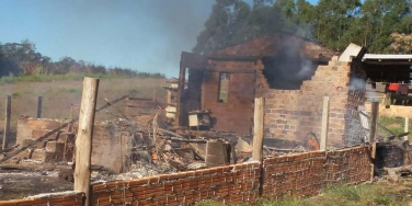 Notícia - Incêndio destrói casa em Içara 