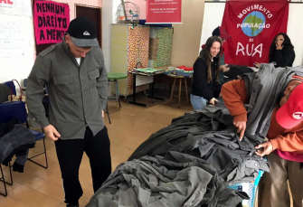 Notícia - Uniformes da PRF são doados a moradores de rua