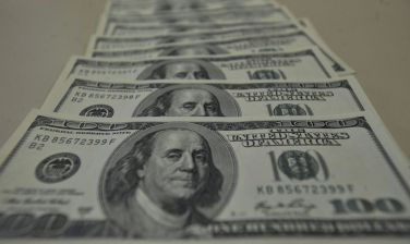 Notícia - Dólar bate recorde e fecha em R$ 5,84 após corte de juros