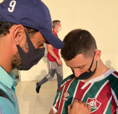 Notícia - Torcedor do Tigre leva filho para tirar foto com os ídolos do Fluminense