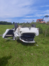 Notícia - Carro com família capota em Passo de Torres