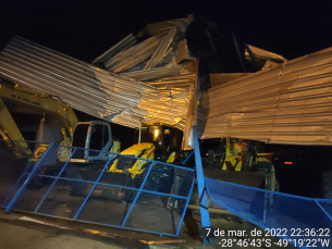 Notícia - Temporal em Içara destelhou casas, arrancou estruturas e árvores