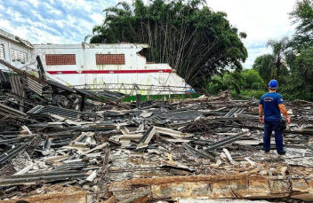 Notícia - Criciúma: Telhado e parede de ginásio de esportes desabam no bairro Santa Bárbara