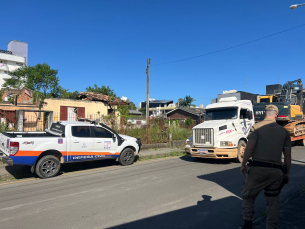 Notícia - Casa abandonada no Centro é demolida pela Defesa Civil de Içara