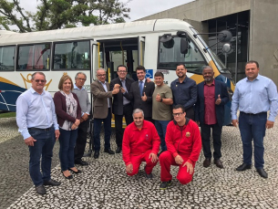 Notícia - APAE recebe microonibus. Investimento foi de R$ 320 mil