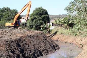 Notícia - Mais de 60 quilômetros de rios e córregos desassoreados em Criciúma