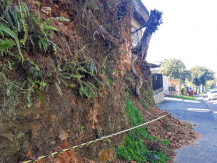 Notícia - Defesa Civil registra deslizamento de terra na Álvaro Catão