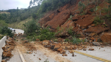 Notícia - Trânsito em meia pista na Serra da Rocinha