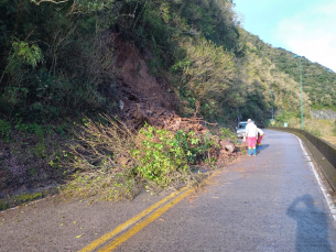 Notícia - Queda de barreira deixa trânsito em meia pista na Serra do Rio do Rastro