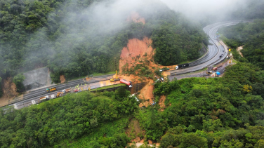 Notícia - Imagens mostram estrago causado pelo deslizamento na BR-376 (VÍDEOS E FOTOS)