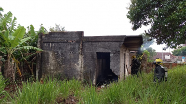 Notícia - Casa abandonada habitada por moradores de rua pega fogo em Sombrio 