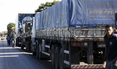 Notícia - PRF recebe doações de alimentos e kits de higiene para caminhoneiros