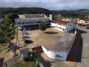 Notícia - Após reforma, telhas da escola Toneza Cascaes são arrancados pelo vento em Orleans 